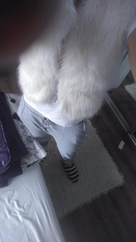 Biela kožušinova vesta,