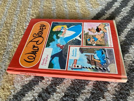 Walt disney alenka v kraji divů. autíčko modrásek, 