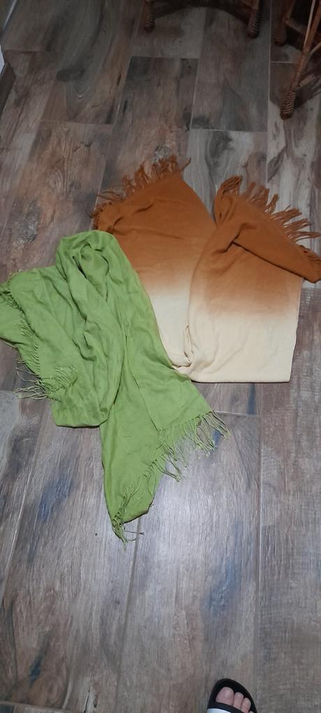 Šatky a šály, <50