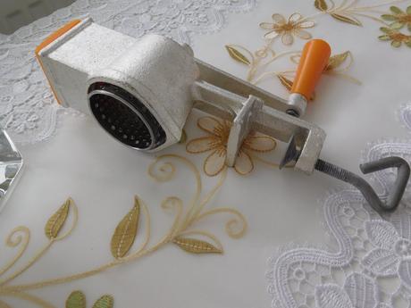 Retro mlynček na orechy, v krásnom nepoškodenom st, 