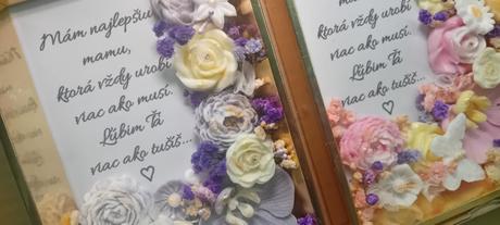 Rámik a textom a mydlovými kvietkami,