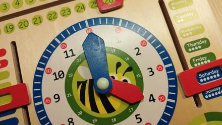 Drevený kalendár a hodiny pre deti v angličtine, 