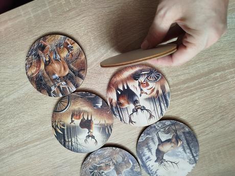 Drevené podložky pod poháre pre poľovníka,