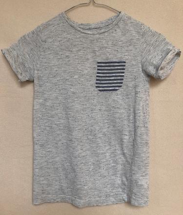 Sivé tričko s pásikavým vreckom, 128