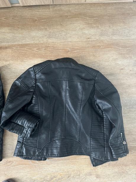 Balík koženkového oblečenia - poškodenia koženky, 122–134