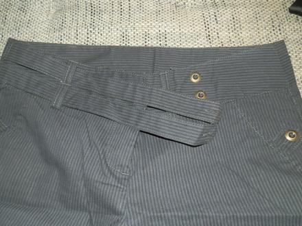 Šedé pásikavé nohavice, l