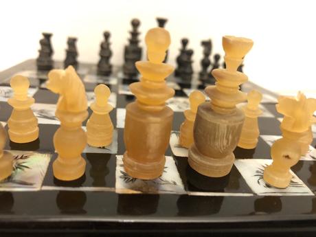 Starozitny sach vykladany perletou,