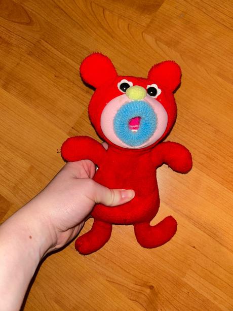 Plyšová hračka červený medvedík,