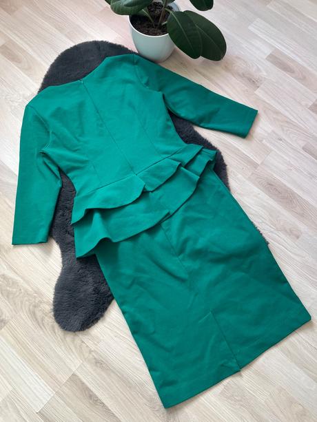 Formálne midi smaragdove šaty s volánom na zips, s