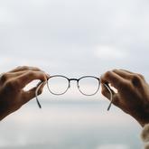 Okuliare u nás nosí len manžel, takže to je jediná vec, ktorú z peňaženky čerpá iba on, no z peňaženky zdravia sme prispeli aj svokre.
Všeobecná zdravotná poisťovňa prispieva do 100 eur. Ten príspevok je jeden a môžete si ním pokryť rám, sklá, alebo oboje naraz. Deti majú nárok každý rok, dospelí raz za dva roky a pri dioptrii aspoň plus mínus jednotka.
Jediná podmienka je, že očný lekár aj optika musia mať zmluvu s poisťovňou. Obaja sú v zozname na ich webe, dá sa tam hľadať podľa mesta.
My sme...
