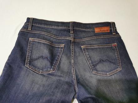 Tmavomodré rifle, mustang,40