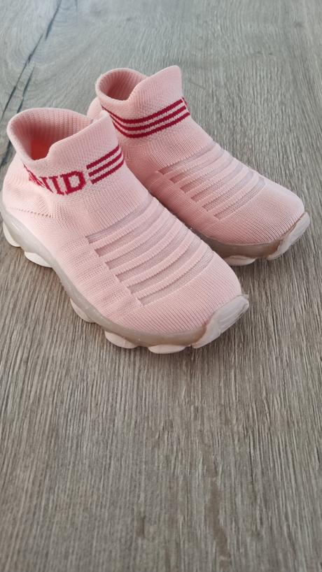 Svietiace tenisky, 27