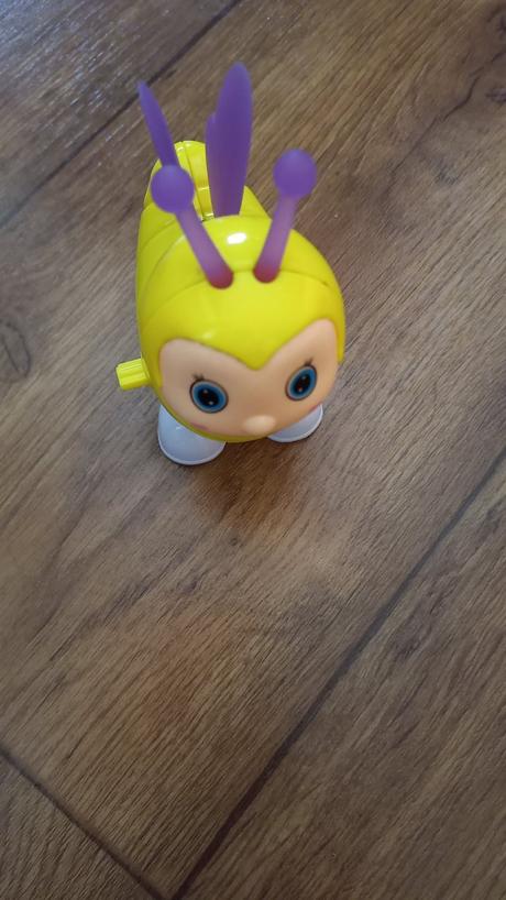 Skakajuca včielka na motorček top stav, 