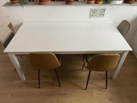 Velky hladky biely stol jysk, 