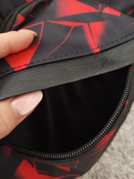 Červeno čierna cross body taška, 