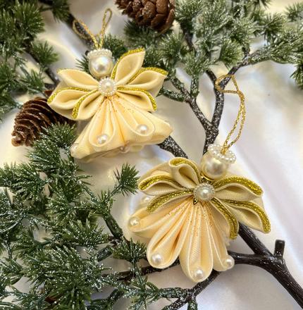 Saténový anjel - symbol sviatočnej krásy, 