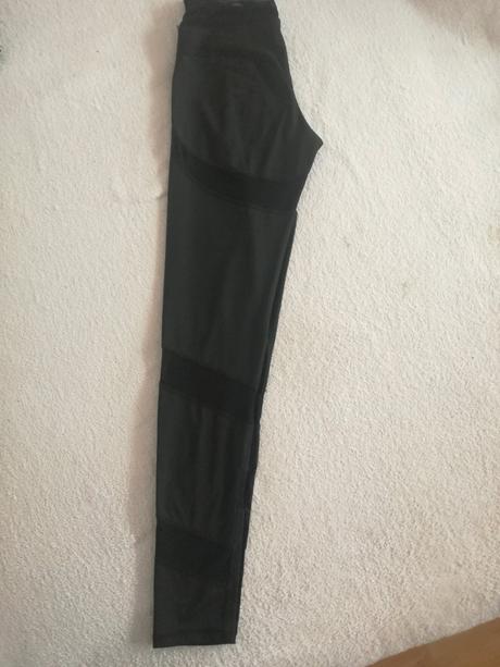 Legíny so sieťovanými výrezmi, s