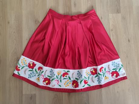 Krasna vysivana sukna mama a dcera 42 a 98, 86–98