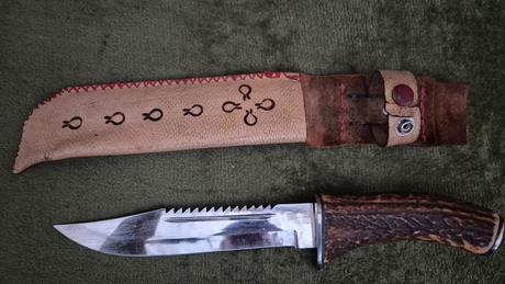 Ručne vyrobeny nozik v kozenom puzdre,