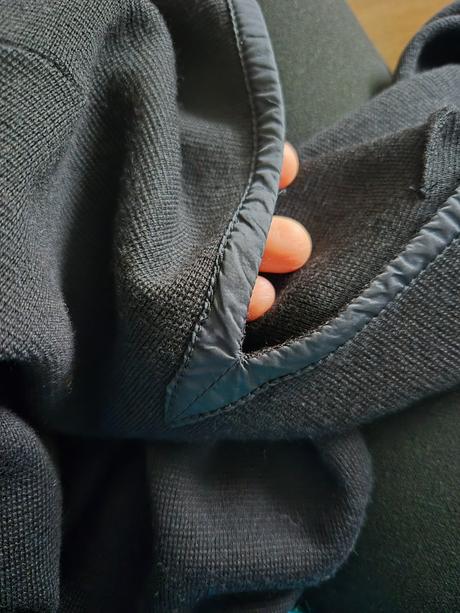 Krásne šaty s vlnou "malé čierne", 36