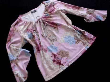 Kvetovaná s volánom, l