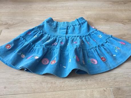 Menčestrová sukňa, 104