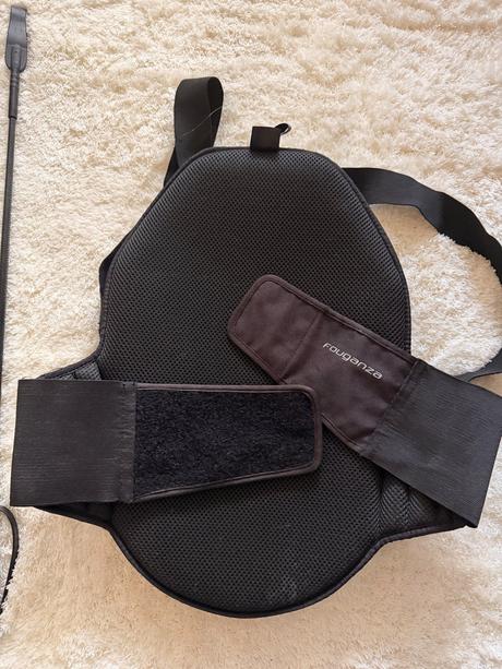 Fouganza jazdecký chránič chrbtice + bičík, 