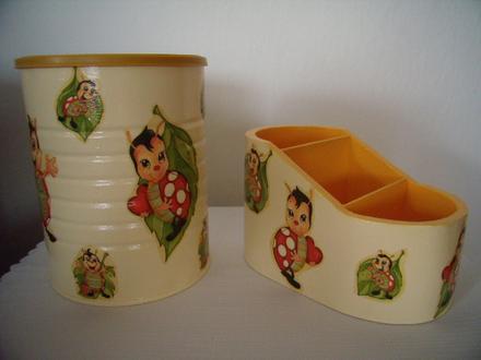 Drevený stojan + plechovka - lienky//žabky,