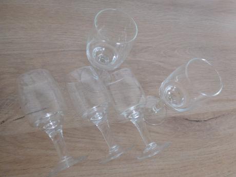 Sklenené poháre na nožičke, 