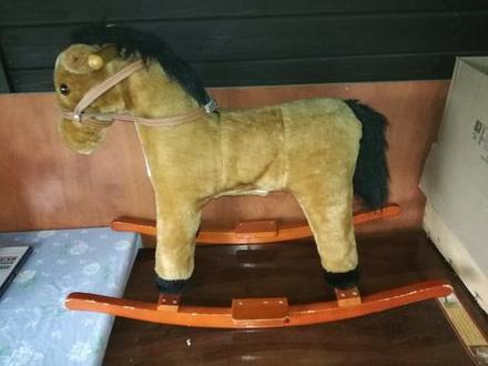 Hojdaci kon so zvukom,