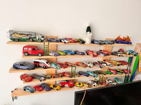 Polička na autíčka, 