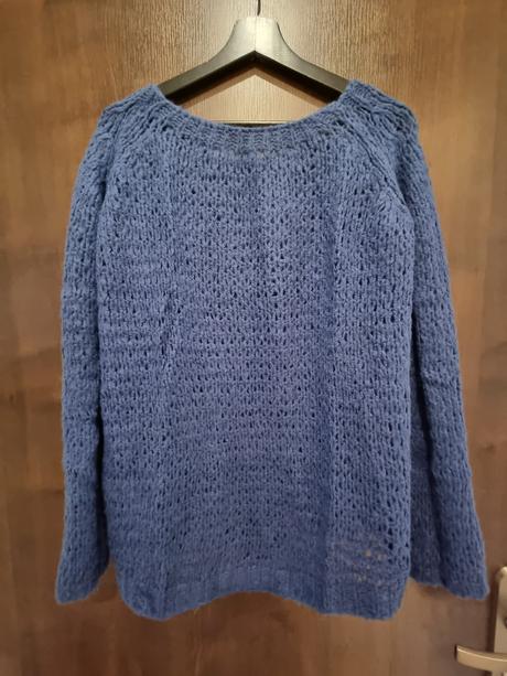 Tmavomodrý pletený sveter, s