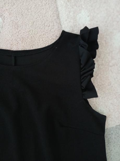 Krásne šatys volanmi super stav, m