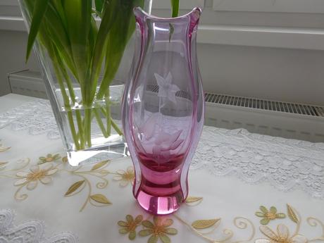 Alexnadritové hútni sklo s růži výška 27,5 cm, 