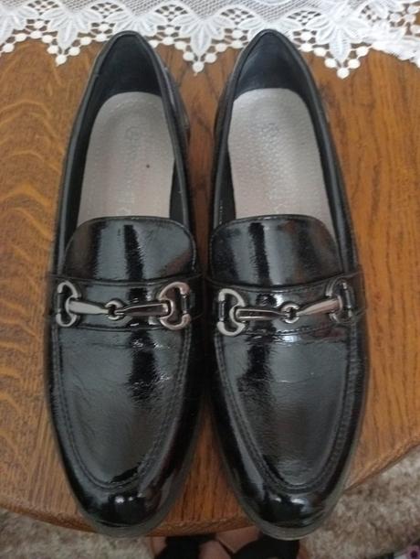 Čierne mokasíny, 38