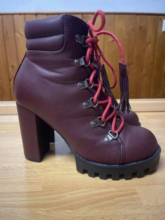 Dámske čižmy s červenými okrásnymi šnurkami, 37