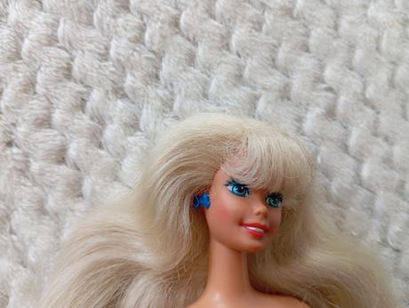 Retro barbie s náušnicami, 