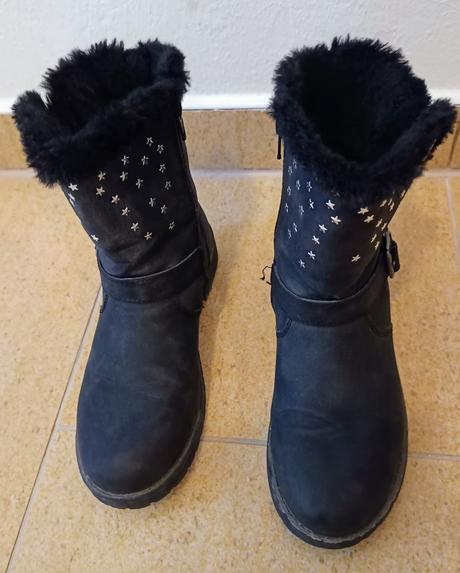 Predám veľmi málo nosené dievčenské čižmy, pepperts,35