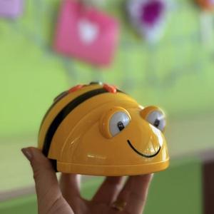 Poznáte šikovnú didaktickú pomôcku Bee-Bot? 🐝