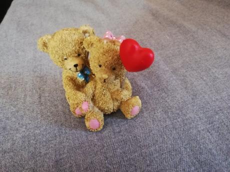 Soška mackovia so srdiečkom,