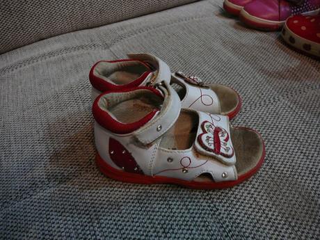 Bielocervene sandalky s motylikom vel.24, 24