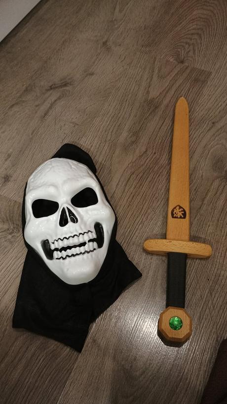 Maska halloween a rytiersky meč, 