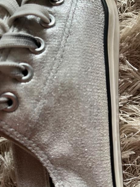 Bielostrieborne tenisky, 38