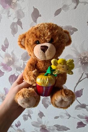 Medvedík s kvetinkou,