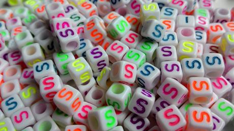 Písmenka neónové s, 