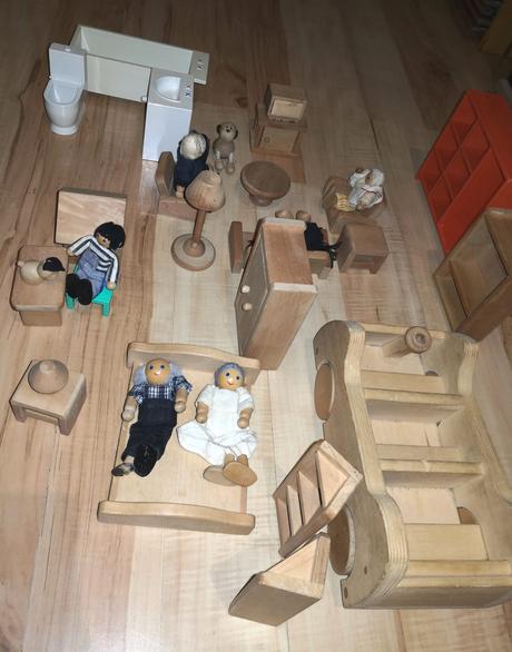 Dreveny nabytok pre babiky + auticko,