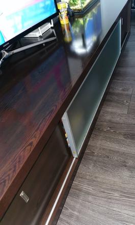 Masiv - komoda pod tv zn. red apple, 