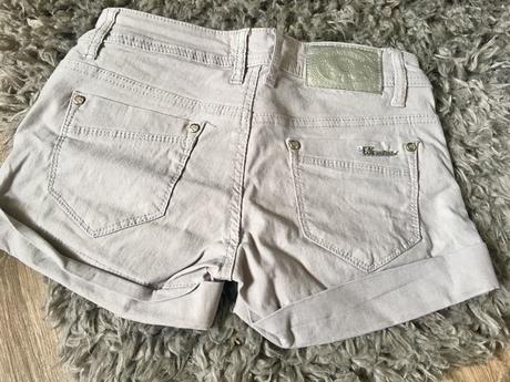 Šortky, s