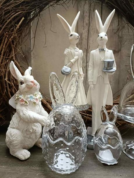 Sklenená dóza s vekom so zajačími uškami,