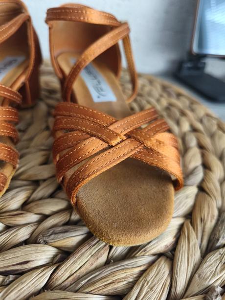 Tanečné topánky, 28